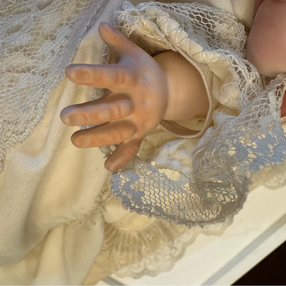 Marie Shay Beautiful Christening Porcelain Doll Full Gown 2 Pillows Vintage - Picture 10 of 16